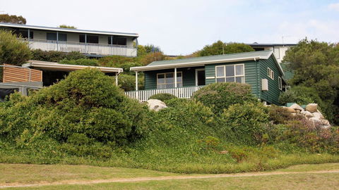 BINALONG BEACH COTTAGE Beachfront At Bay Of Fires Next To Restaurant - Hervey Bay Accommodation 8