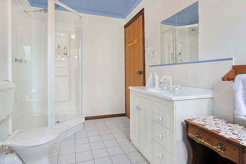 Harvey Farm Lodge - Hervey Bay Accommodation 25