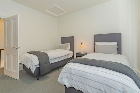 4 Bedroom House - Hobart CBD - Free Parking - Free WIFI - Tourism Hervey Bay 13
