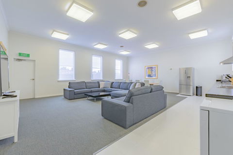 4 Bedroom House - Hobart CBD - Free Parking - Free WIFI - Tourism Hervey Bay 9