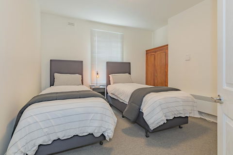 4 Bedroom House - Hobart CBD - Free Parking - Free WIFI - Tourism Hervey Bay 3