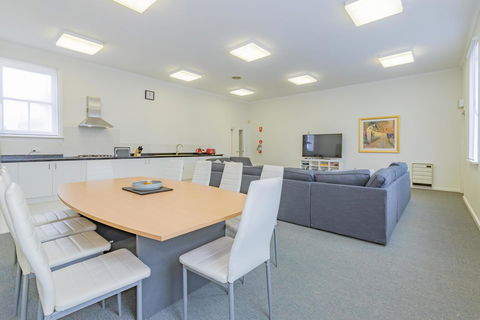 4 Bedroom House - Hobart CBD - Free Parking - Free WIFI - Tourism Hervey Bay 0