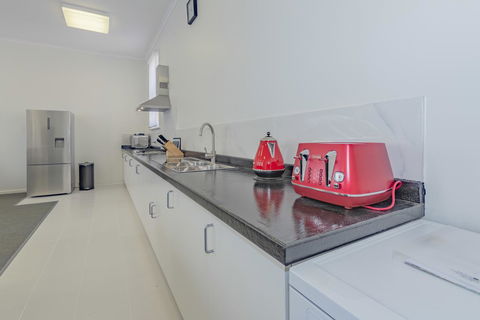 4 Bedroom House - Hobart CBD - Free Parking - Free WIFI - Tourism Hervey Bay 2
