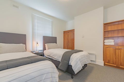 4 Bedroom House - Hobart CBD - Free Parking - Free WIFI - Tourism Hervey Bay 1