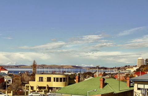Mayfair Plaza Motel And Apartments - Tourism Hervey Bay 1