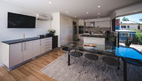 Russell House - Hervey Bay Accommodation 24