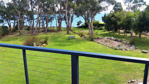 Four Seasons Waterfront Villas - Tourism Hervey Bay 0