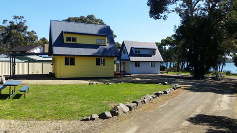 Four Seasons Waterfront Villas - Tourism Hervey Bay 9