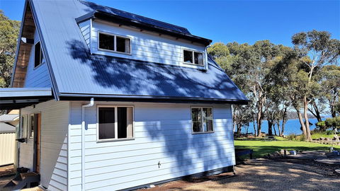 Four Seasons Waterfront Villas - Tourism Hervey Bay 1