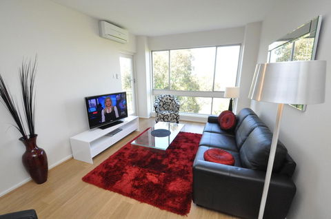 Neutral Bay Self-Contained Modern One-Bedroom Apartment (63BEN) - Hervey Bay Accommodation 1