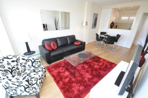 Neutral Bay Self-Contained Modern One-Bedroom Apartment (63BEN) - Hervey Bay Accommodation 0