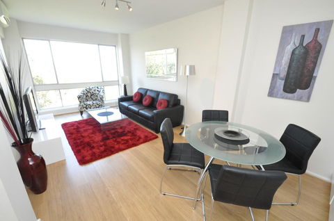 Neutral Bay Self-Contained Modern One-Bedroom Apartment (63BEN) - Hervey Bay Accommodation 2
