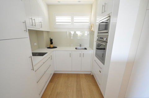 Neutral Bay Self-Contained Modern One-Bedroom Apartment (63BEN) - Hervey Bay Accommodation 3