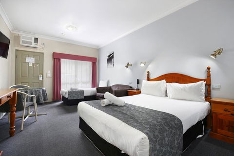 New England Motor Inn - Tourism Hervey Bay 2