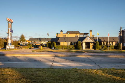 New England Motor Lodge - Hervey Bay Accommodation 0