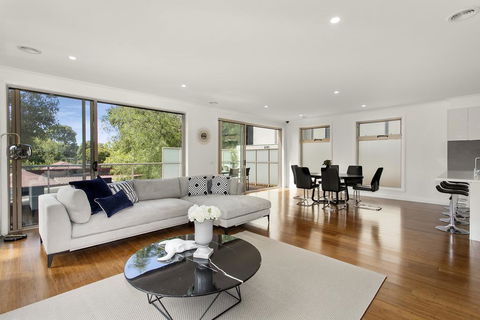 NEW Inner Melb Luxury Modern Grand Holiday House - Great Location, Wifi, Parking - Hervey Bay Accommodation 1