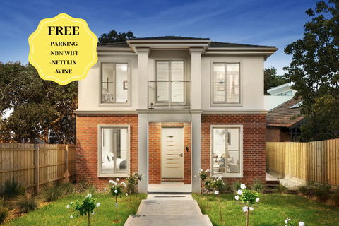 NEW Inner Melb Luxury Modern Grand Holiday House - Great Location, Wifi, Parking - Hervey Bay Accommodation 0