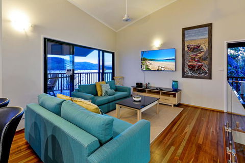 NEWLY BEAUTFULLY RENOVATED 16 The Casuarina - 3 Bedroom House With 180 Degree Ocean Views - Hervey Bay Accommodation 3