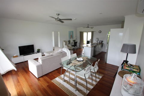 Noosa Hinterland Country Cottage 'Tru-Blu' - Hervey Bay Accommodation 3