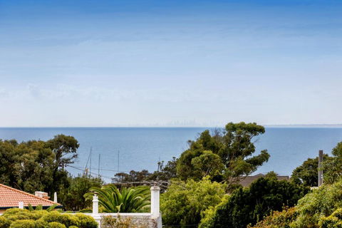 NORTH POINT RETREAT - MORNINGTON - Hervey Bay Accommodation 1