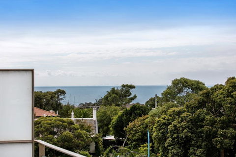 NORTH POINT RETREAT - MORNINGTON - Hervey Bay Accommodation 2
