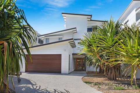 NORTHSHOR- ULTIMATE BEACH HOUSE - Hervey Bay Accommodation 1
