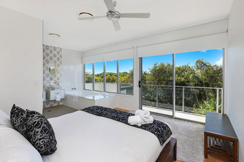 NORTHSHOR- ULTIMATE BEACH HOUSE - Hervey Bay Accommodation 2