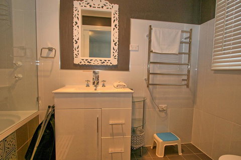 Oak & Barrel / 7 Twynam Street - Hervey Bay Accommodation 3