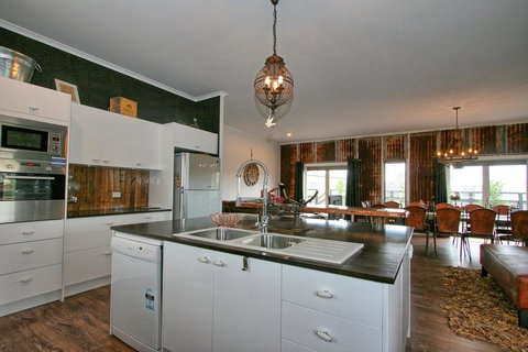 Oak & Barrel / 7 Twynam Street - Hervey Bay Accommodation 2