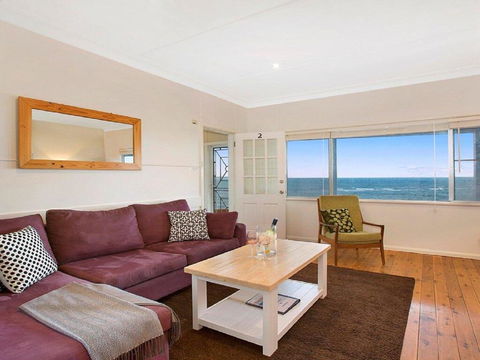 Ocean Blue Apartment Two - Oceanfront Apartment - Tourism Hervey Bay 0