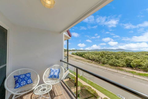 Ocean Breeze, Near Parks And Rowes Bay - Tourism Hervey Bay 1