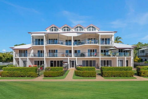 Ocean Breeze, Near Parks And Rowes Bay - Tourism Hervey Bay 0