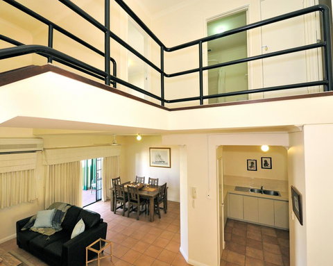 Ocean Sunsets - 2 Bedroom Converted Warehouse Apartment - Tourism Hervey Bay 3