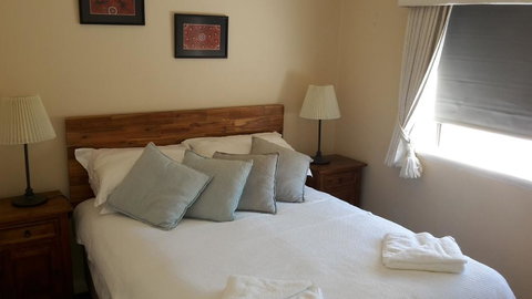 Ocean Sunsets - 2 Bedroom Converted Warehouse Apartment - Tourism Hervey Bay 2