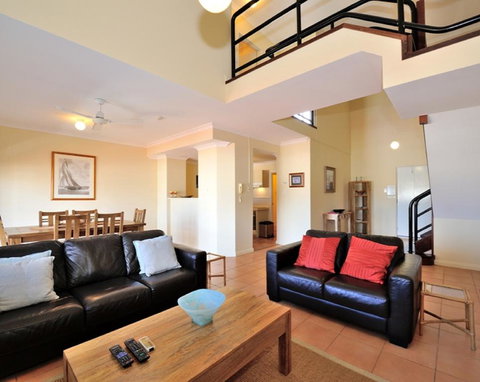 Ocean Sunsets - 2 Bedroom Converted Warehouse Apartment - Tourism Hervey Bay 0