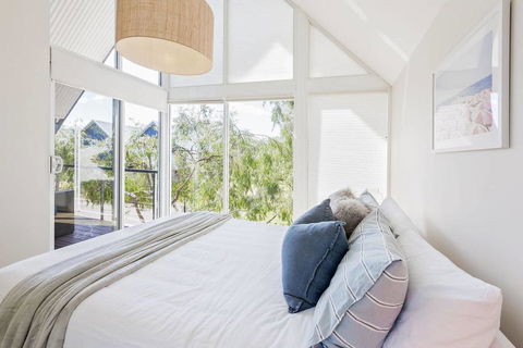 ON THE BEACH - Villa Over The Road From The Beach - Hervey Bay Accommodation 0
