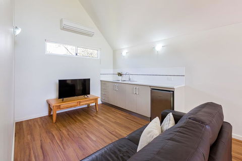 ON THE BEACH - Villa Over The Road From The Beach - Hervey Bay Accommodation 2