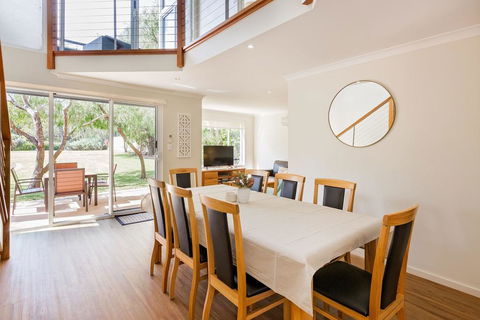 ON THE BEACH - Villa Over The Road From The Beach - Hervey Bay Accommodation 1