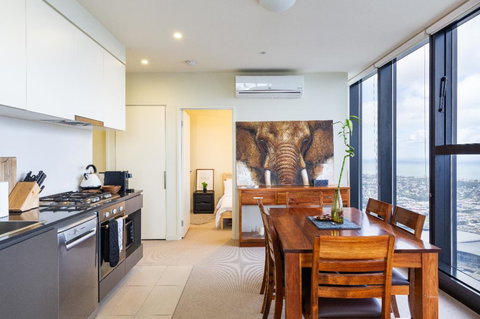 ON TOP OF THE WORLD - BEST VIEWS IN MELBOURNE !! - Tourism Hervey Bay 0