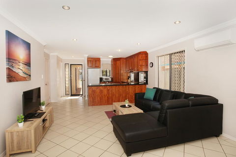 Oomoo 27b - 4 BDRM Townhouse - Close To Beaches - Tourism Hervey Bay 3