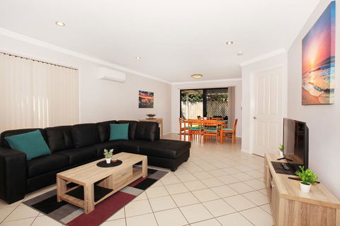 Oomoo 27b - 4 BDRM Townhouse - Close To Beaches - Tourism Hervey Bay 2