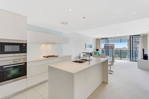 Oracle - 5 Star Luxury - Level 25 - Tourism Hervey Bay 0
