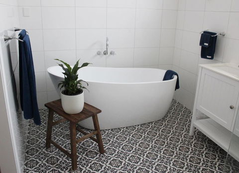 Outback Cellar & Country Cottage - Hervey Bay Accommodation 3