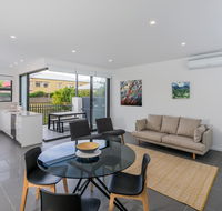 Oxford Steps - Executive 2BR Bulimba Apartment Across from the Park on Oxford St - Hervey Bay Accommodation