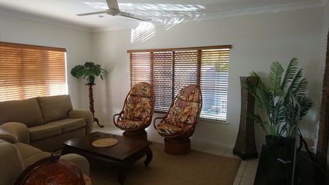 Palm Lakeside Holiday Home - Bowen, Whitsundays, Queensland - Hervey Bay Accommodation 2