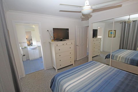 Paradise Waters - No. 13 - Hervey Bay Accommodation 1