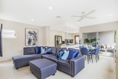 Park Avenue Luxe Townhouse Brand New Sleeps 9 - Hervey Bay Accommodation 0