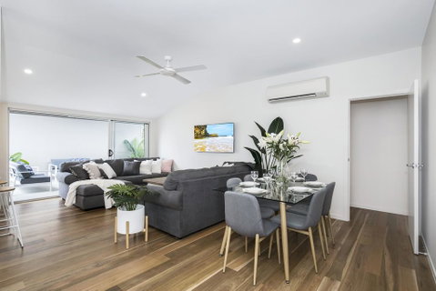 Park Avenue Terrace House Sleeps 9 - Hervey Bay Accommodation 1