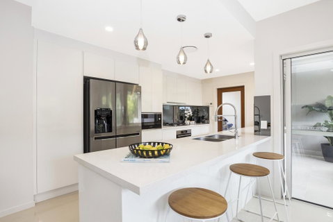 Park Avenue Terrace House Sleeps 9 - Hervey Bay Accommodation 3