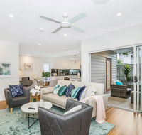 Park Avenue Townhouse Retreat Brisbane Sleeps 10 - Tourism Hervey Bay
